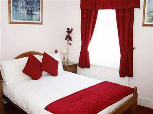 Robyn'S Guest House Scarborough Esterno foto